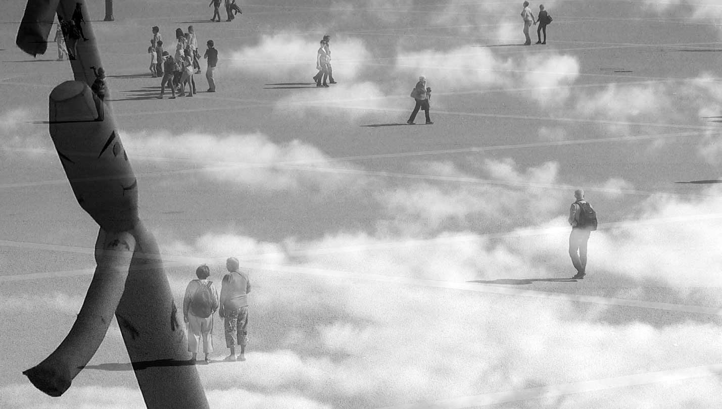 Imágenes entrelazadas en blanco y negro; en la imagen de fondo aparecen personas caminando que se mezcla con la escena de una muñeco hinchable que se mueve con el aire sobre un cielo de nubes.